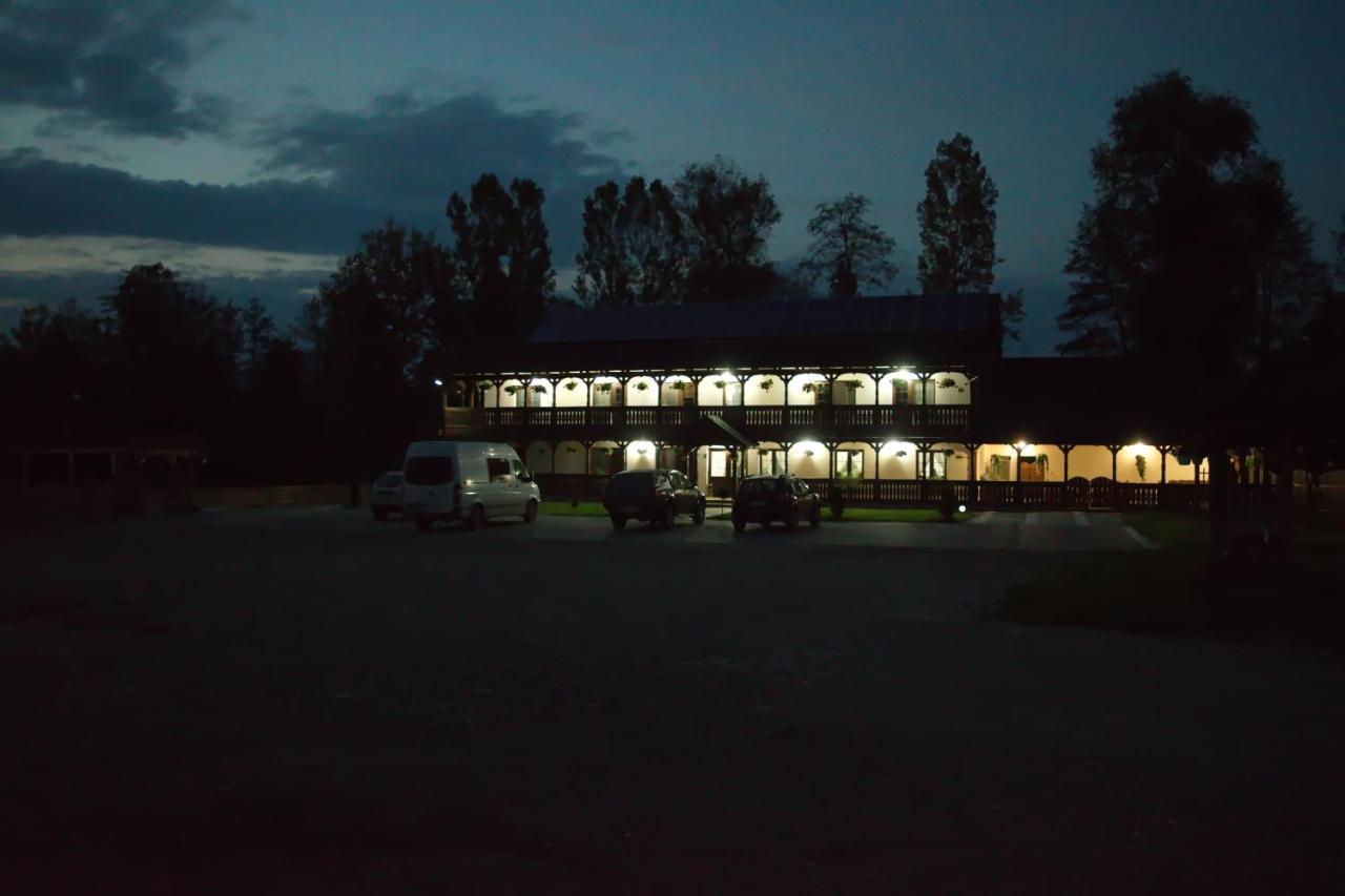 Conacul Cosaului Hotel Feresti Exterior photo
